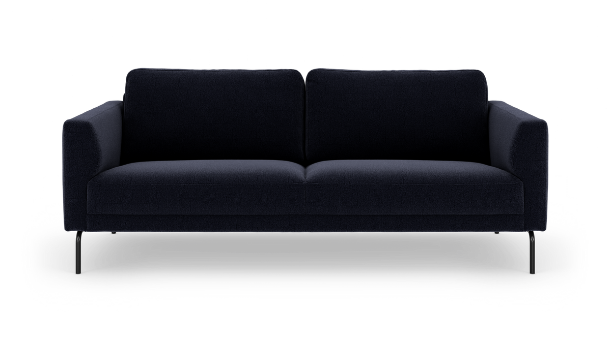 Mørkeblå 2-personers sofa med slanke sorte ben, fotograferet forfra på hvid baggrund.