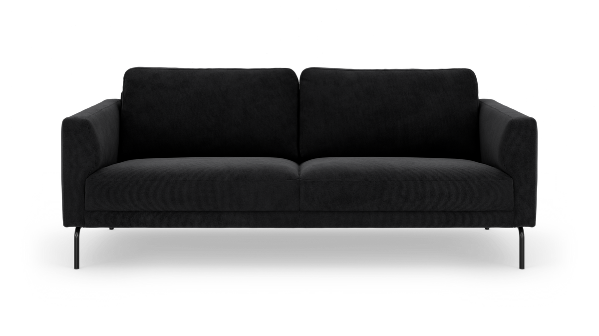 Sort sofa med bløde armlæn og slanke metalben, frilagt på hvid baggrund.