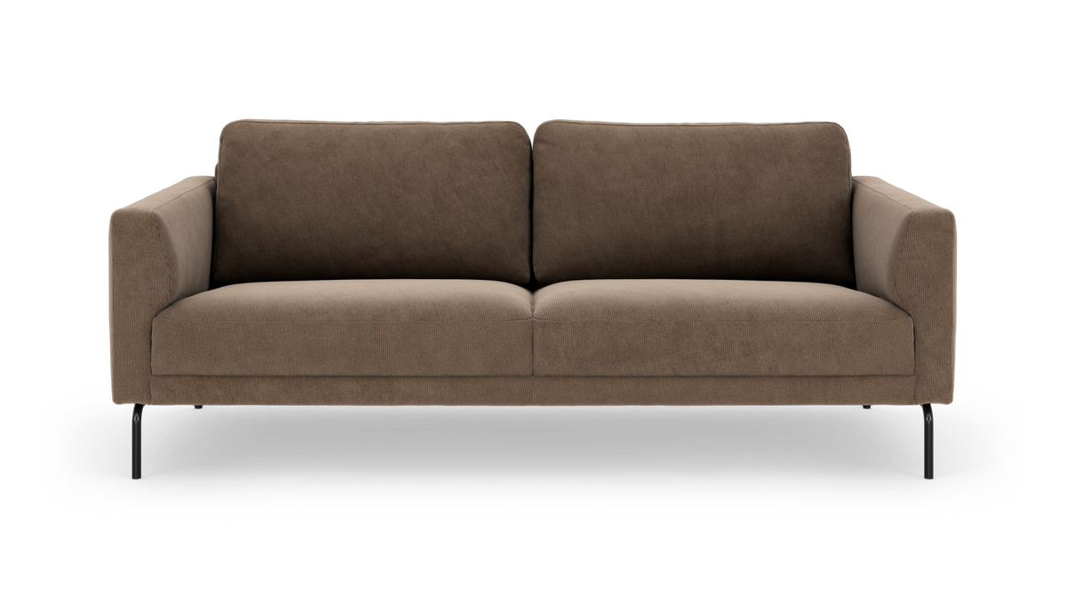 Brun, moderne 3-personers sofa med slanke sorte ben, frontvisning, frilagt.