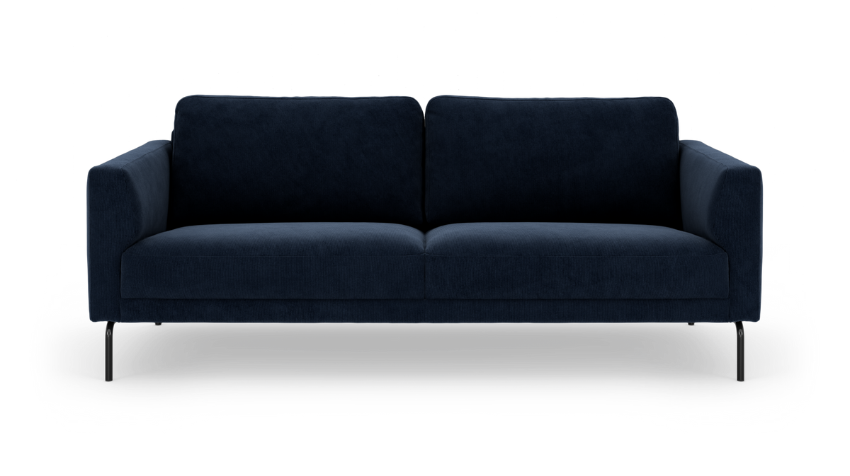 Mørkeblå 3-personers sofa med slanke sorte metalben, frontvisning på hvid frilagt baggrund.