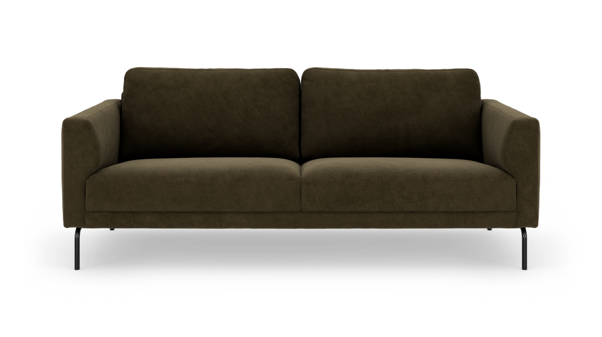 Olivengrøn 3-personers sofa i fløjl/cord med slanke sorte ben, set forfra.