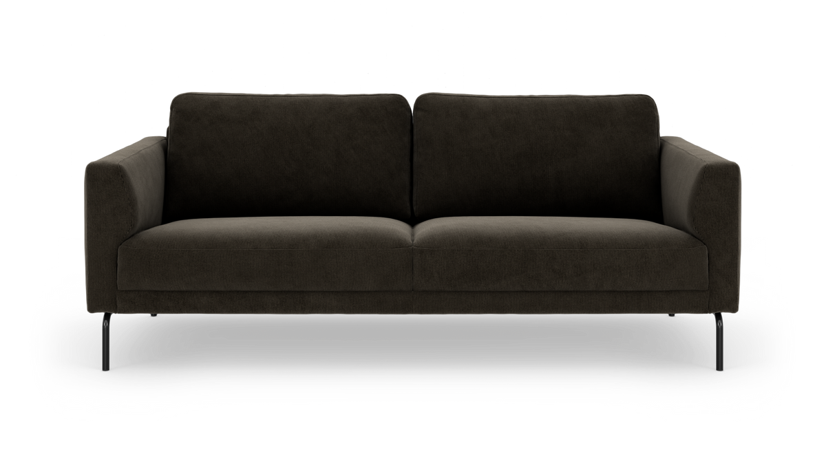 Mørkebrun, moderne tresædersofa med lave armlæn og slanke sorte metalben, frontvisning.