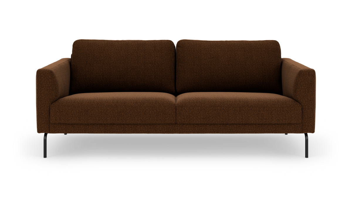Brun 3-personers sofa med sorte metalben, frontvisning, frilagt på hvid baggrund.