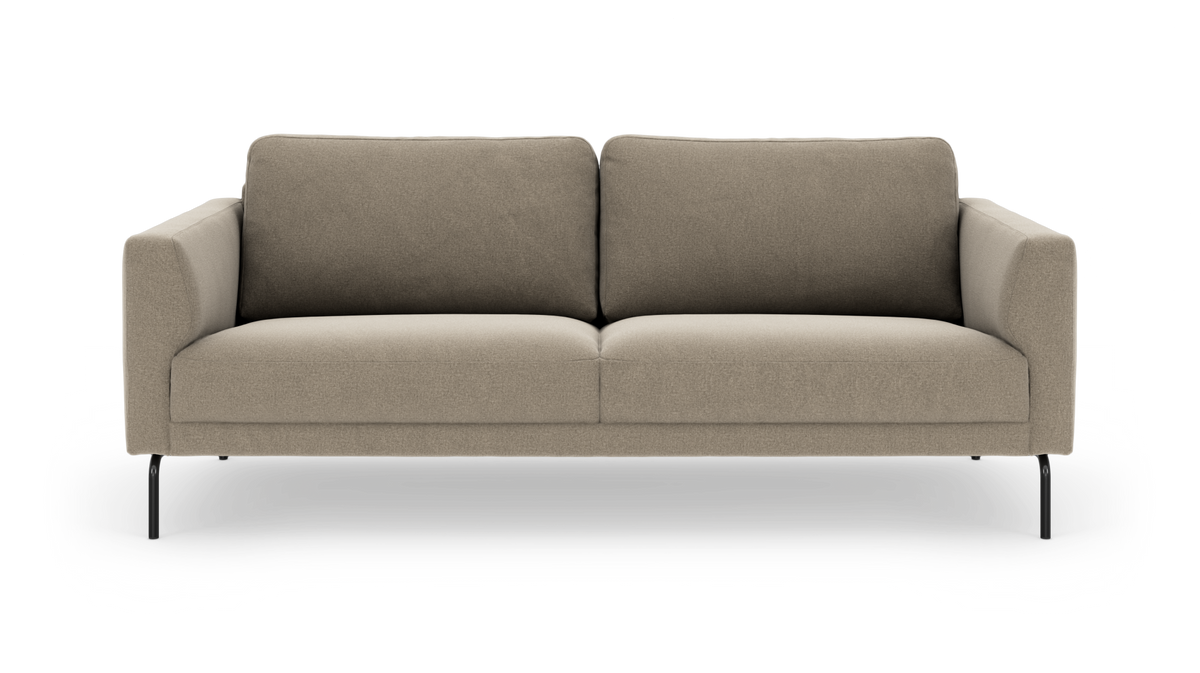 Beige 3-personers sofa med bløde puder og slanke sorte ben, frilagt på hvid baggrund.