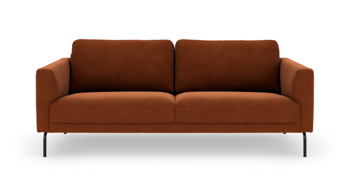Rustrød 3-personers sofa med metalben, frilagt på hvid baggrund.