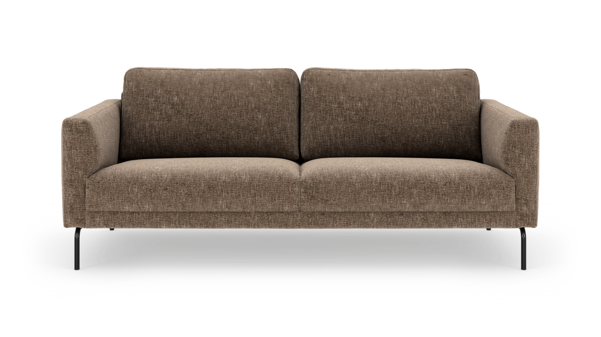 Brun to-personers sofas i stof med slanke sorte metalben, frontvisning mod hvid baggrund.