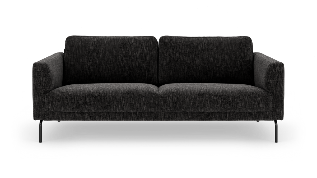 Mørkegrå stofbetrukket 3-personers sofa med afrundede armlæn og slanke metalben, set lige forfra.