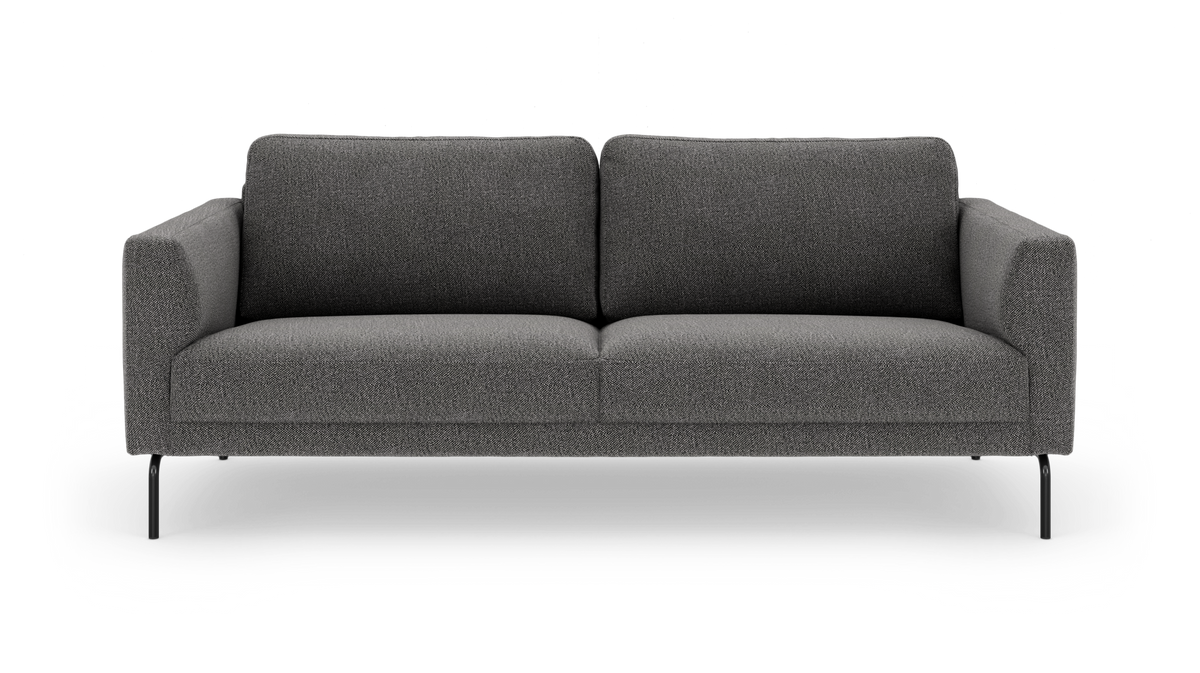 Mørkegrå stofsofa med to sæde- og ryghynder, bløde armlæn og slanke sorte ben, set forfra.