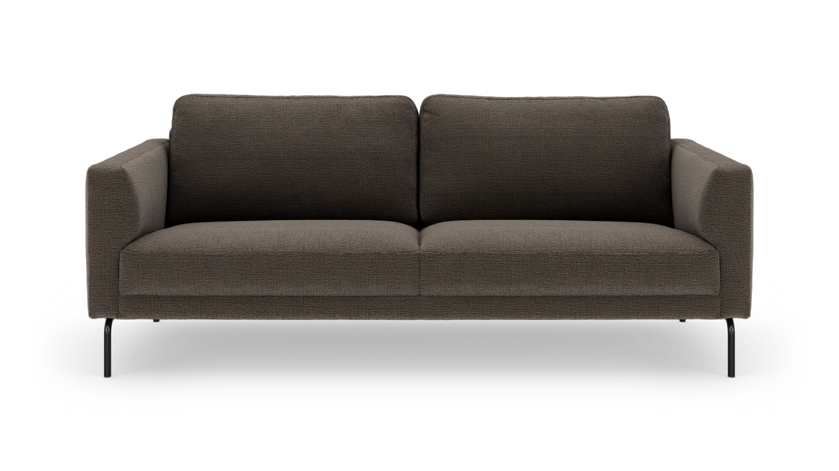 Mørkebrun stofsofa med sorte metalben, frilagt på hvid baggrund.
