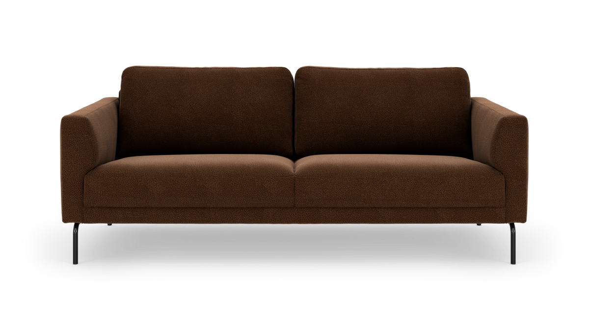 Brun 2-personers sofa med afrundede armlæn og sorte metalben, frontvisning på hvid baggrund.
