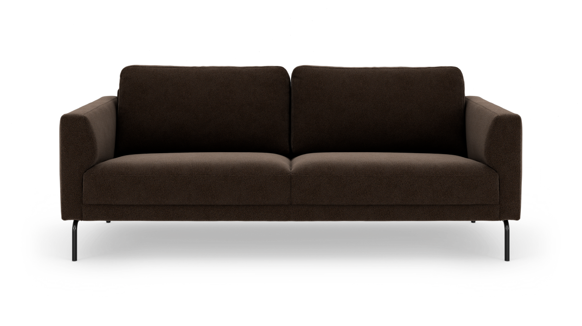 Mørkebrun 3-personers sofa med afrundede armlæn og slanke sorte ben, frilagt på hvid baggrund.