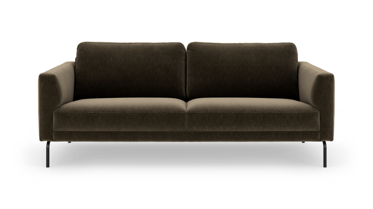 Mørkebrun tresæders stofsofa set forfra, på slanke sorte ben, frilagt på hvid baggrund.