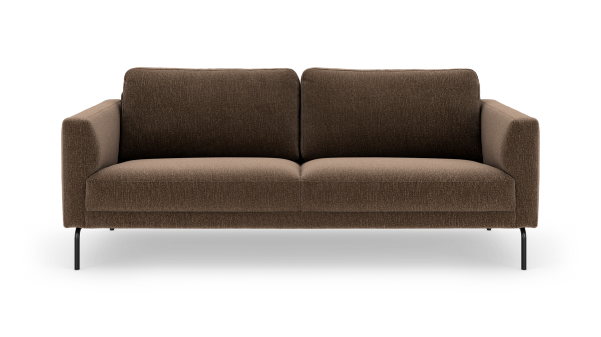 Brun moderne stofsofa i frontvisning på studiebaggrund.