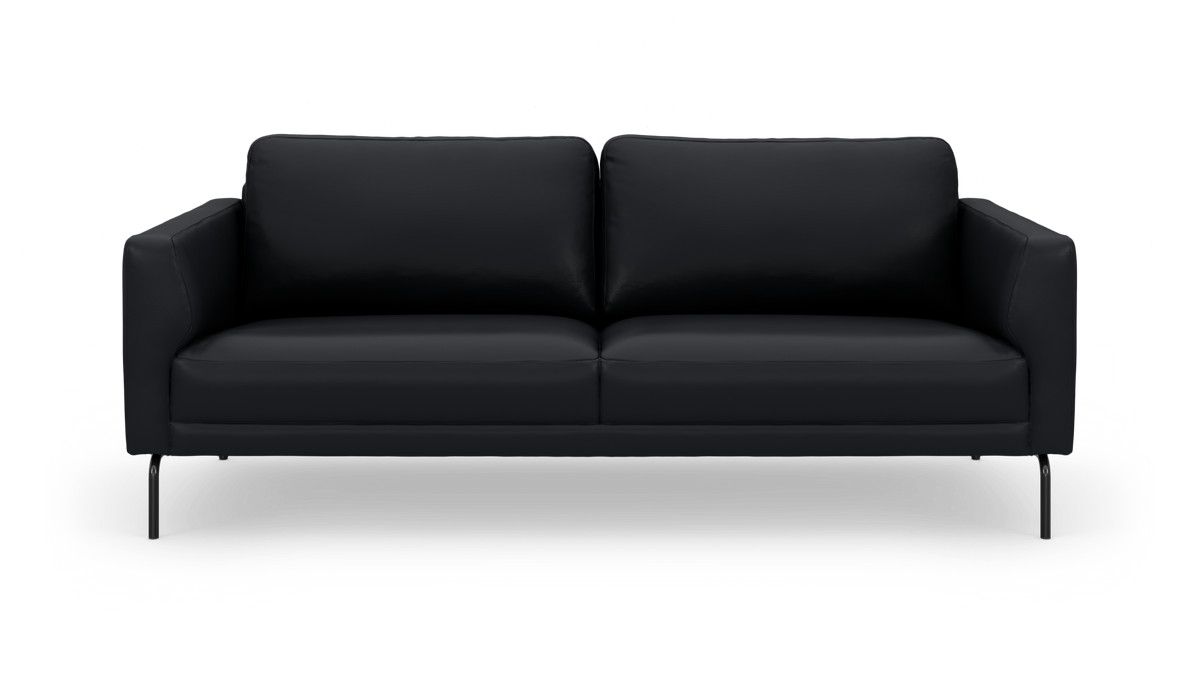 Sort 3-personers sofa i moderne design set forfra, fritlagt på hvid baggrund.