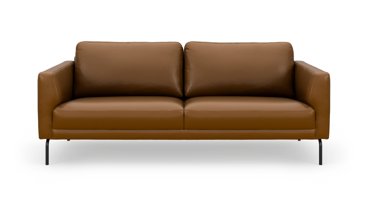 Brun lædersofa i moderne stil med to sædehynder og slanke sorte ben, frilagt på hvid baggrund.