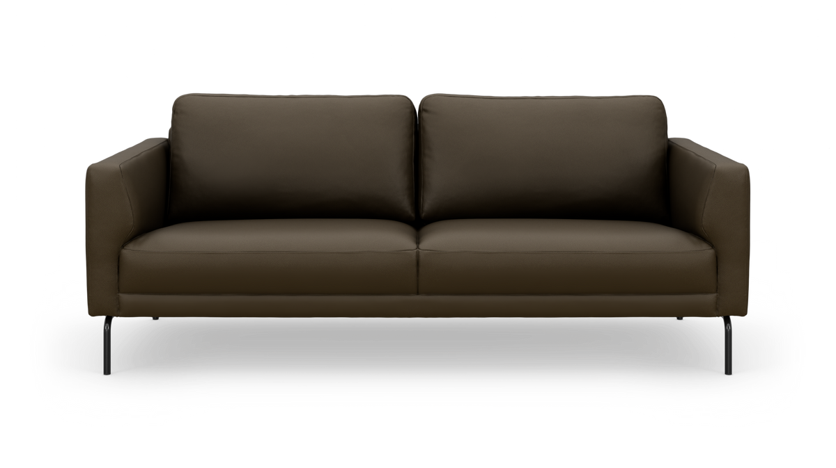Brun sofa med to sædehynder og slanke metalben, frilagt på hvid baggrund.
