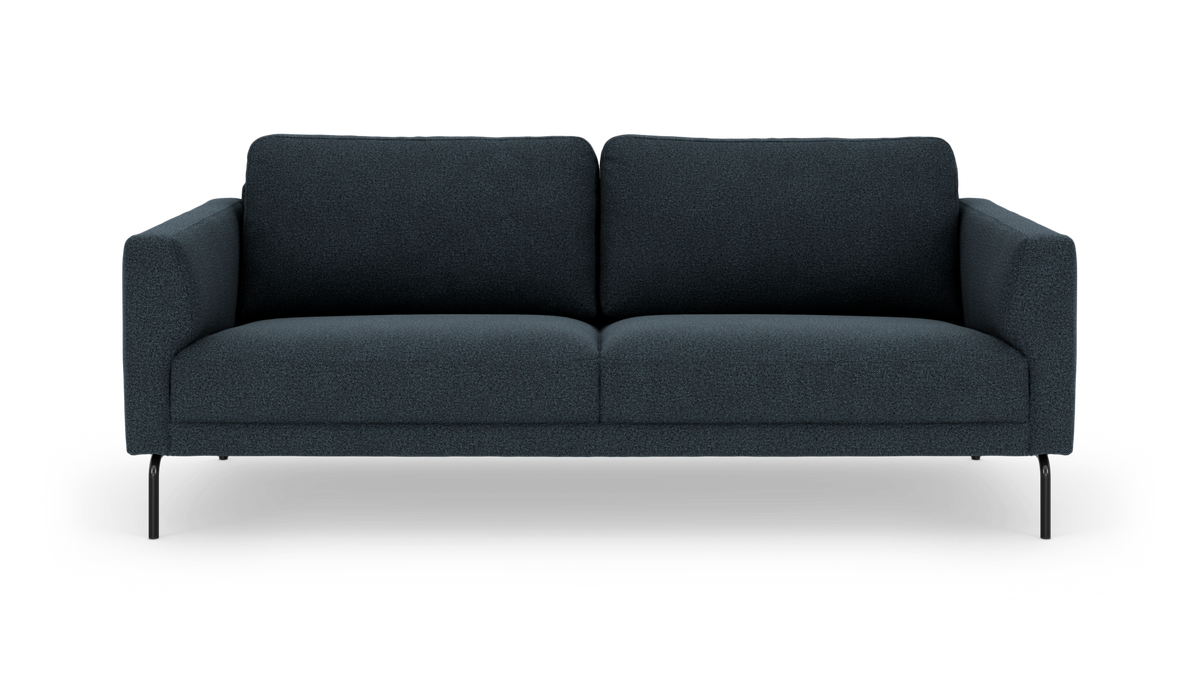Mørkeblå 3-personers sofa med afrundede armlæn og slanke sorte ben, frilagt på hvid baggrund.