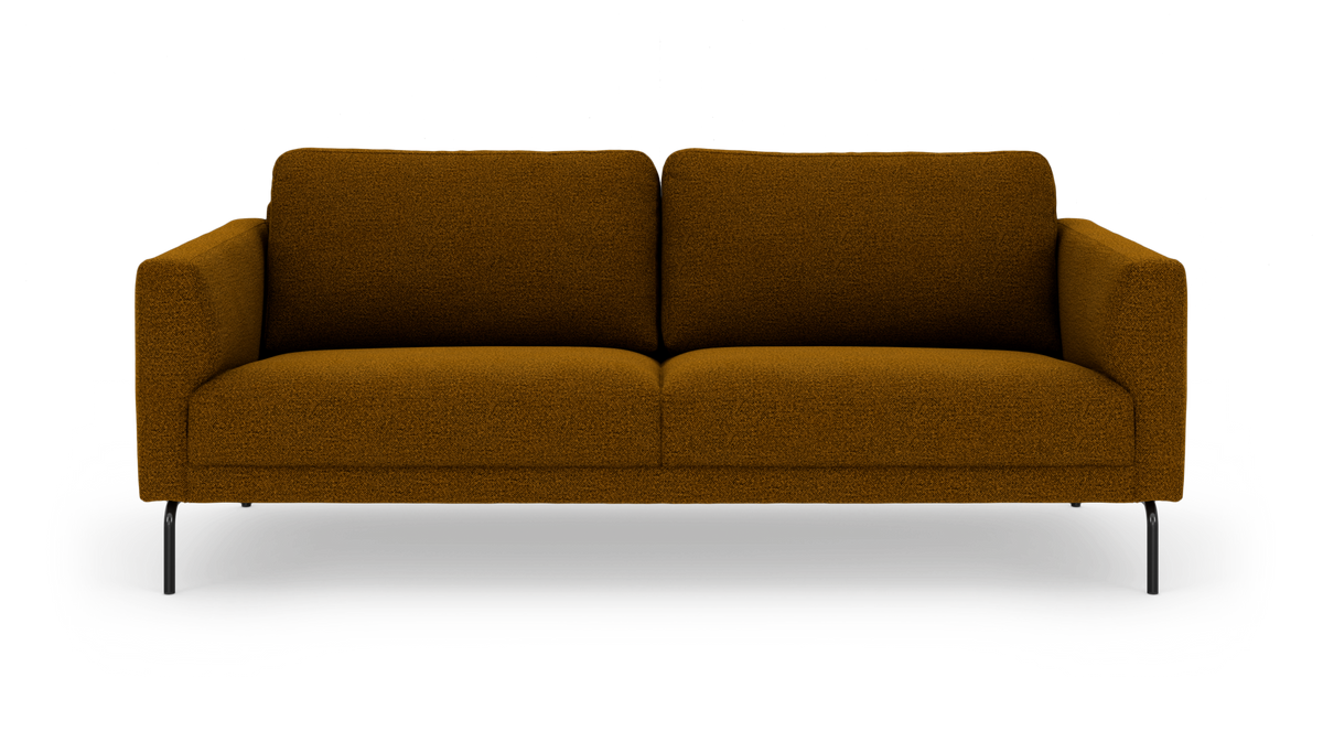 Okerfarvet 3-personers sofa i bouclé med afrundede armlæn og slanke sorte metalben, frontvisning på hvid baggrund.