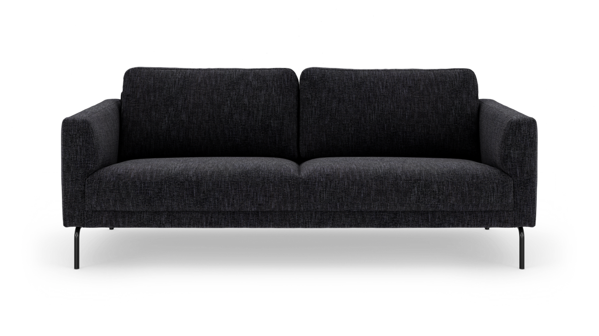 Mørkegrå 3-personers sofa med slanke sorte ben, frontvisning, frilagt på hvid baggrund.