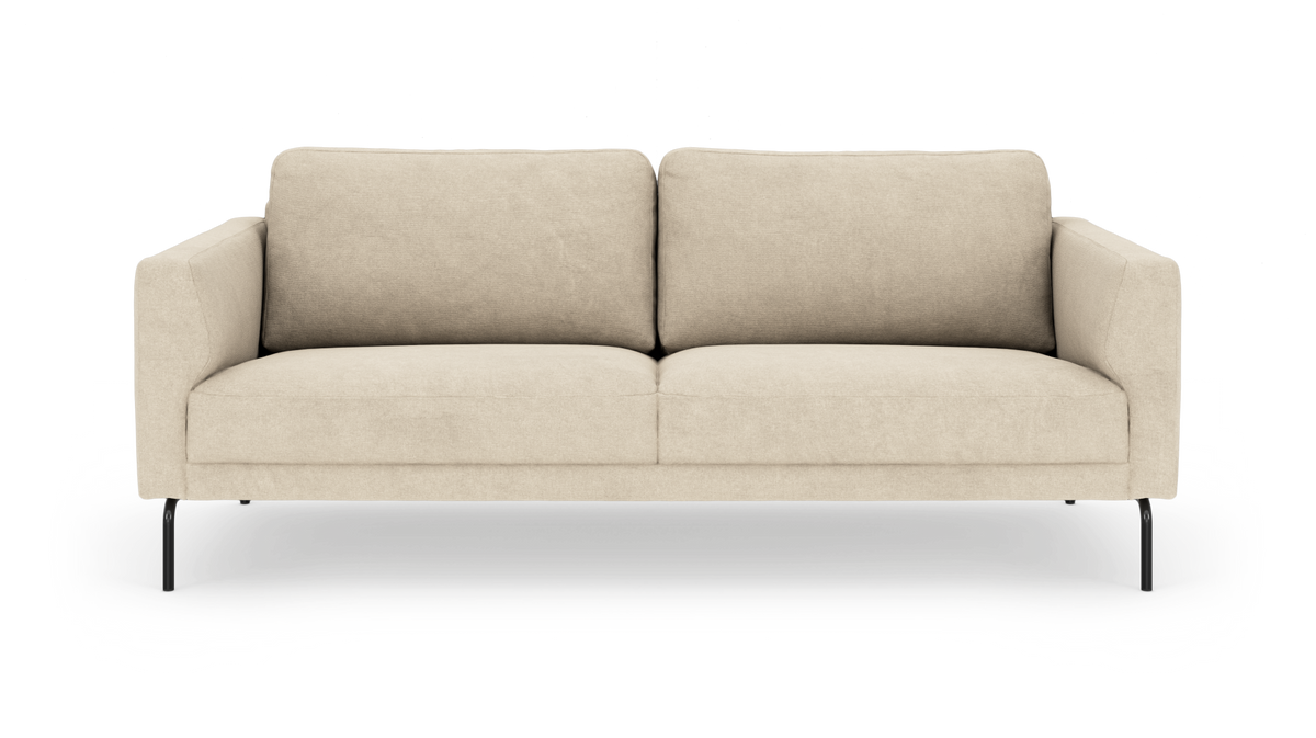 Beige 2-personers sofa med to ryghynder og slanke sorte metalben, set forfra mod hvid studiobaggrund.