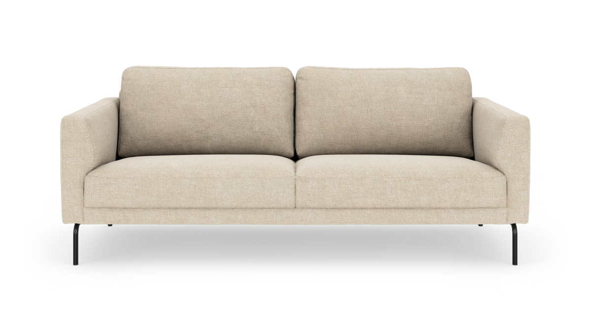 Beige 3-personers sofa med slanke sorte ben, set forfra mod hvid baggrund.