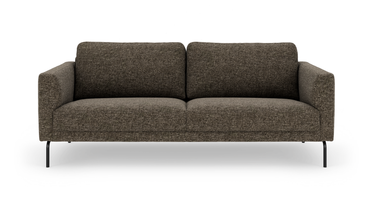 Brun 3-personers sofa i tekstil med slanke sorte metalben, fritlagt produktfoto forfra.