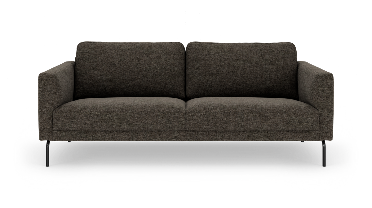 Mørkebrun 3-personers sofa med bløde puder og slanke sorte ben, set forfra.