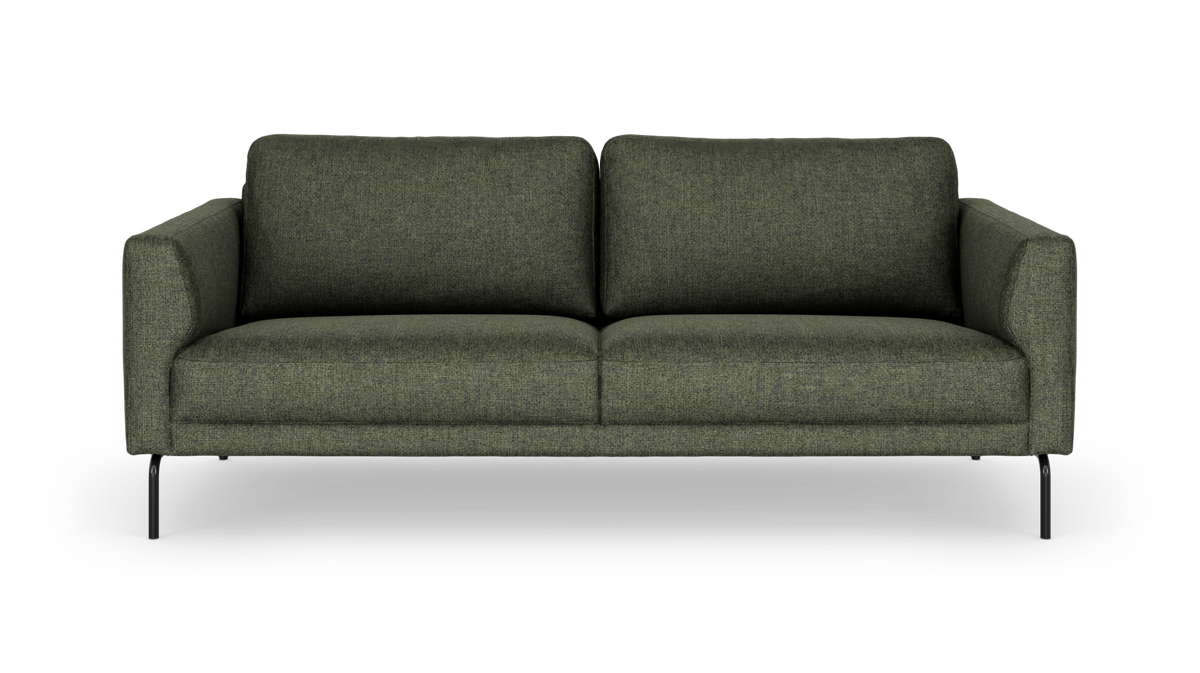 Grøn 3-personers sofa med sorte metalben set forfra.