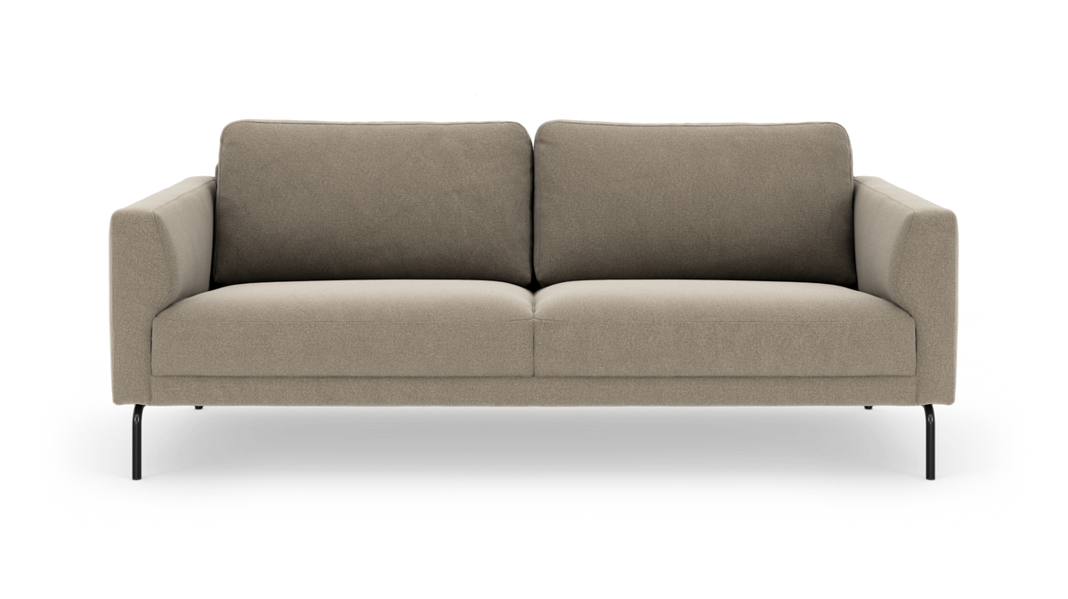 Beige 3-personers sofa med bløde ryghynder og slanke sorte ben, frilagt mod hvid baggrund.