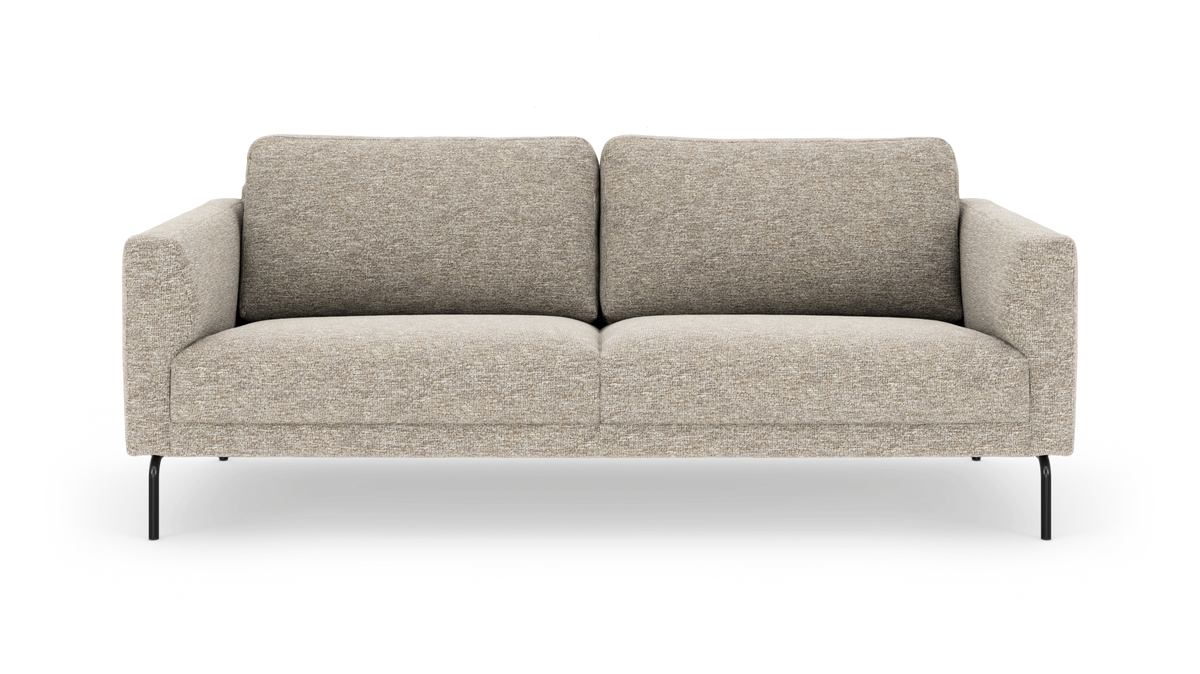 Beigefarvet 2-pers. sofa i tekstil med slanke sorte ben, set lige forfra.