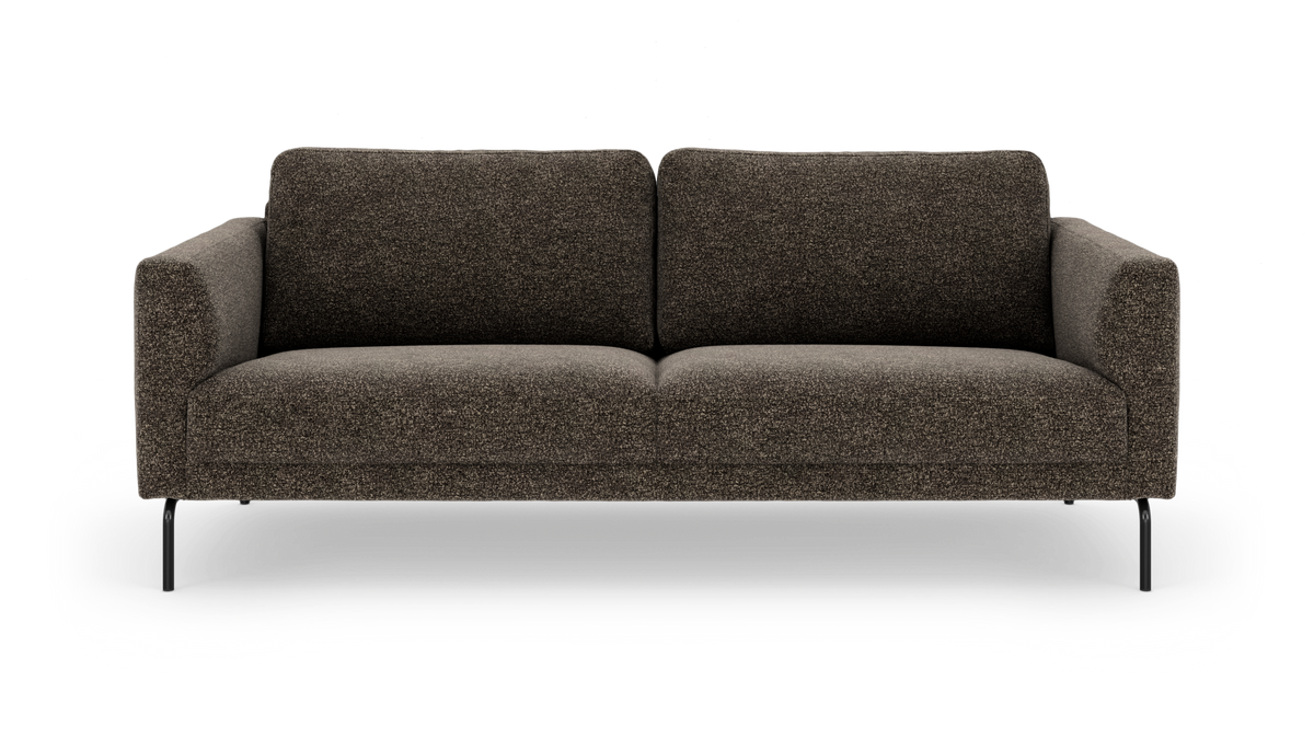 Mørkebrun, moderne 3-personers sofa i tekstil med slanke sorte ben, frilagt på hvid baggrund.