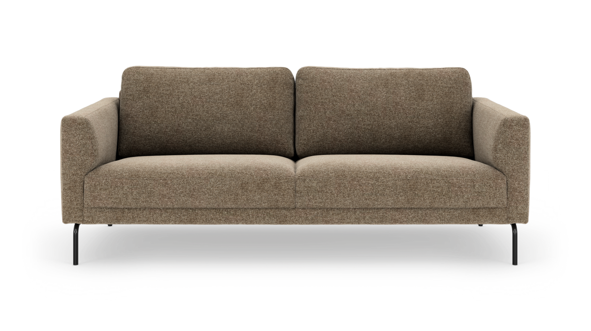 Brun stofsofa med sorte metalben i frontvisning, fritlagt mod hvid baggrund.