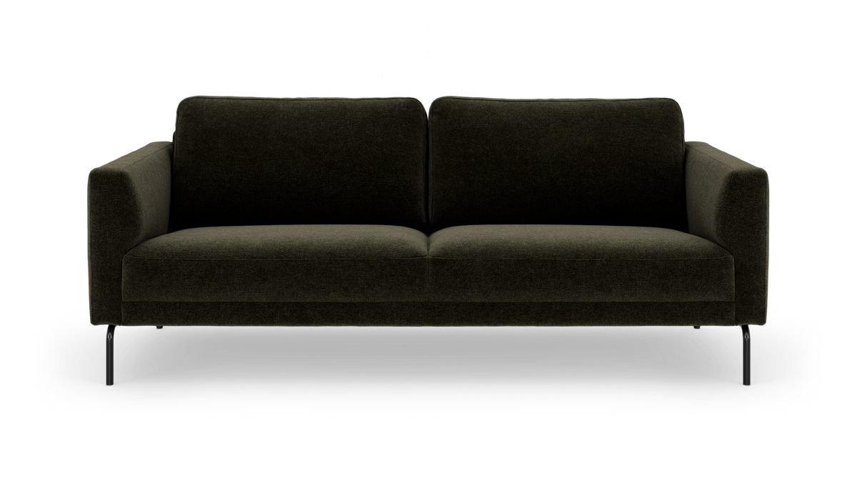 Mørkegrøn sofa med to ryghynder og slanke sorte ben set forfra mod hvid baggrund.