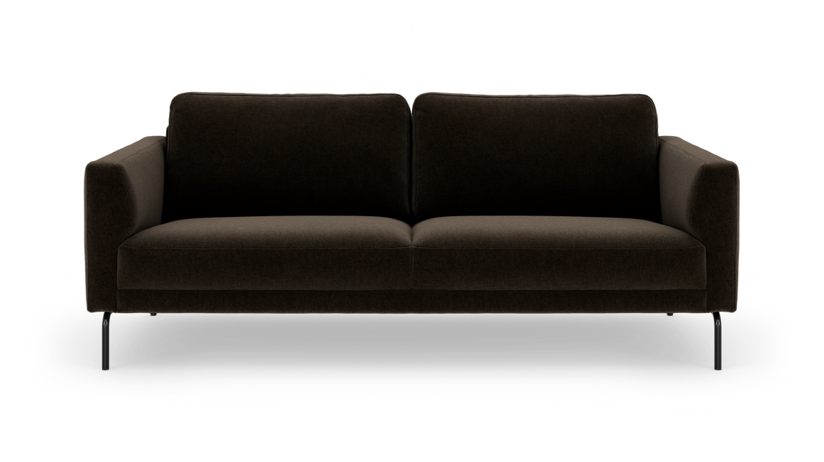 Mørkebrun moderne 3-personers sofa med slanke sorte ben, frontvisning mod hvid baggrund.