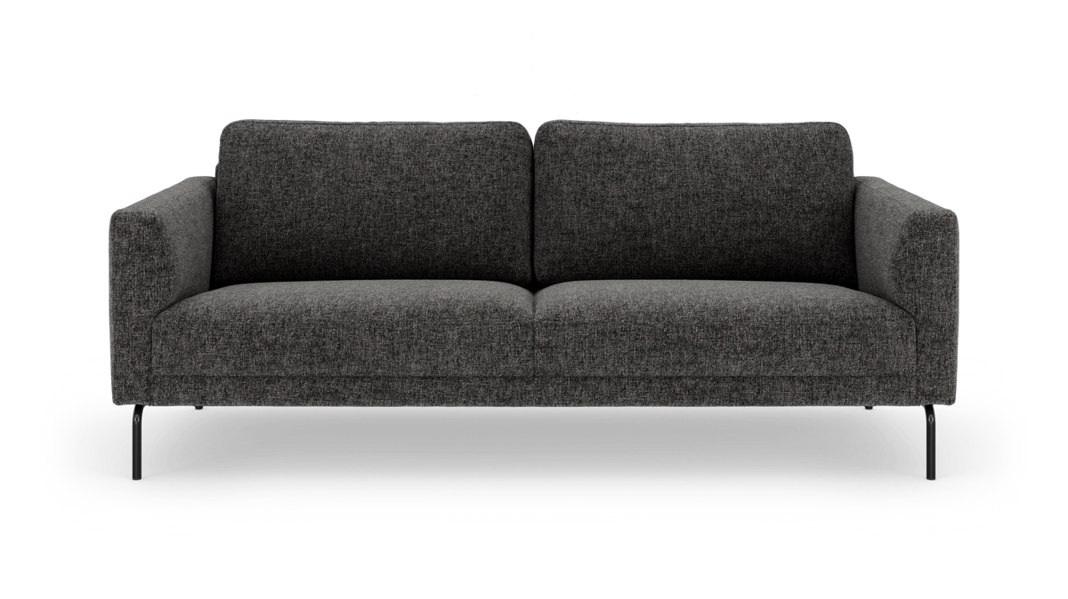 Mørkegrå stofsofa med slanke sorte ben, set forfra.