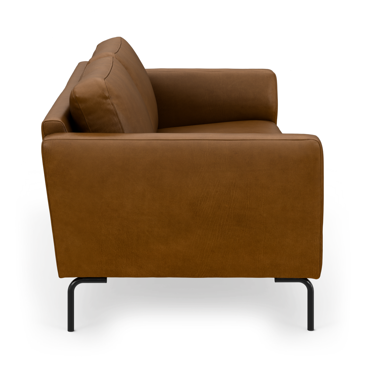 Brun lædersofa set fra siden med sorte metalben på hvid studiobaggrund.