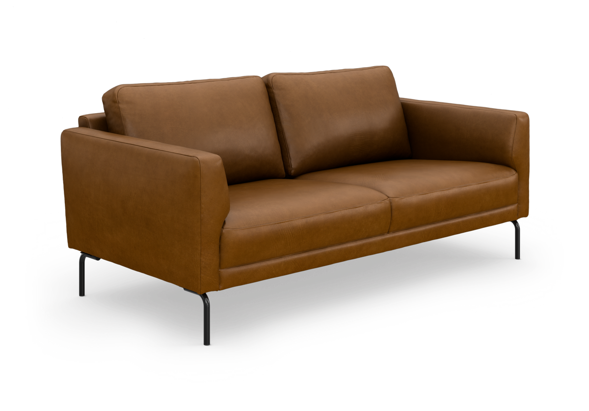 Brun lædersofa i moderne design med sorte metalben, frilagt på hvid baggrund.