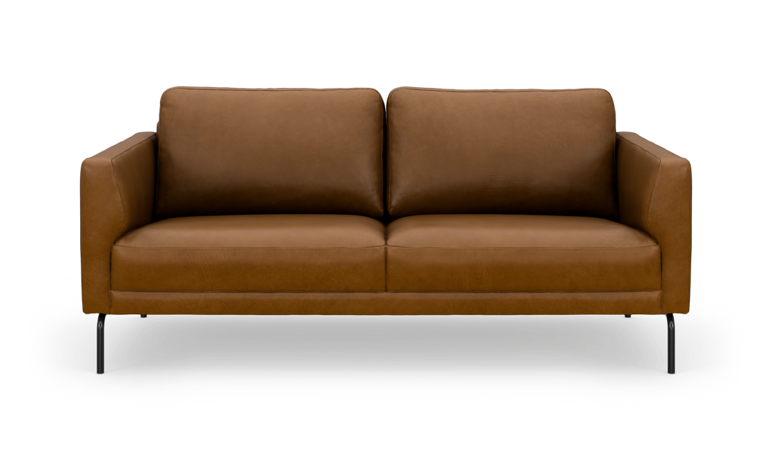 Brun lædersofa med to sæde- og rygpuder og slanke sorte ben, frilagt på hvid baggrund.