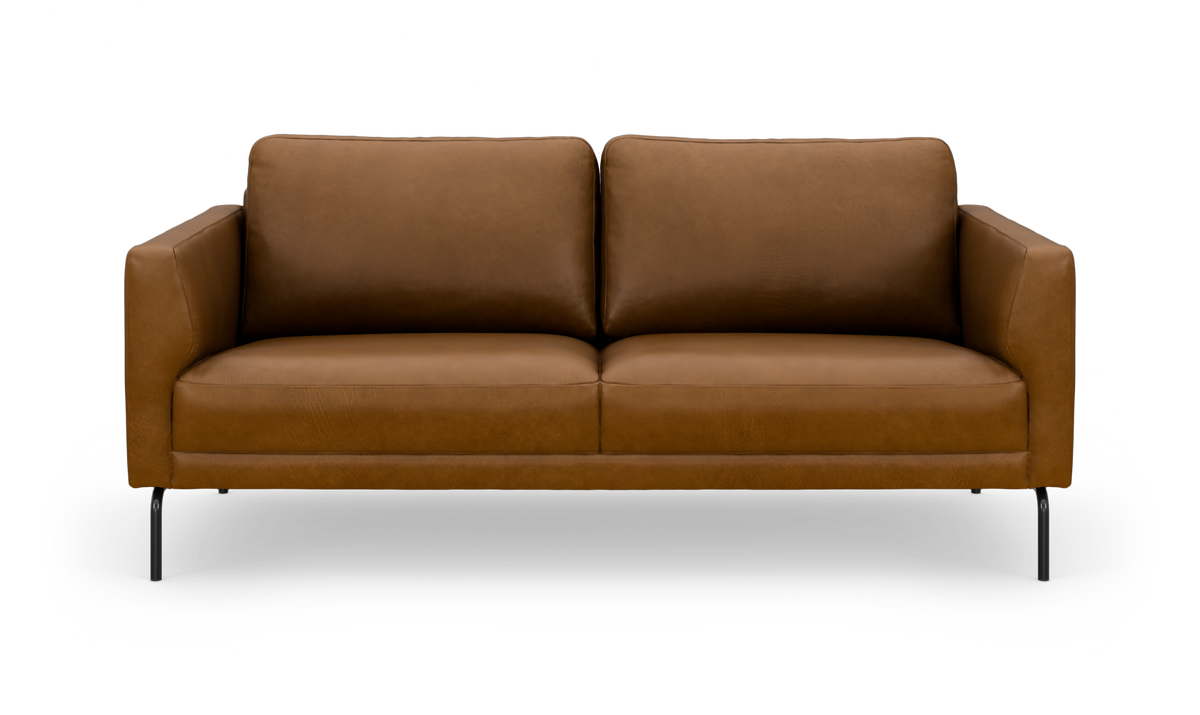Brun lædersofa med to sæde- og rygpuder og slanke sorte ben, frilagt på hvid baggrund.