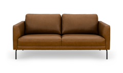 Brun lædersofa med to sæde- og rygpuder og slanke sorte ben, frilagt på hvid baggrund.
