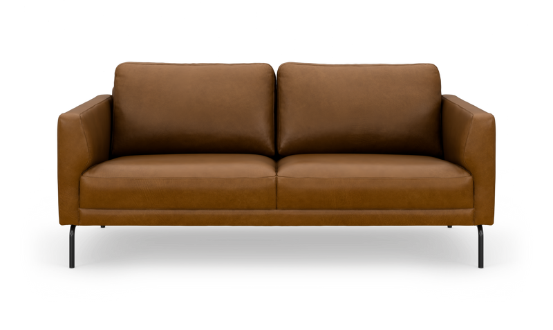 Brun lædersofa med to sæde- og rygpuder og slanke sorte ben, frilagt på hvid baggrund._ps