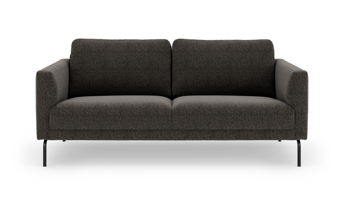 Mørkegrå 3-personers stofsofa med slanke sorte ben, frontvisning på hvid frilagt baggrund.