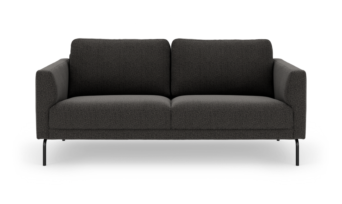 Mørkegrå 3-personers sofa med slanke sorte ben, set forfra mod hvid baggrund.