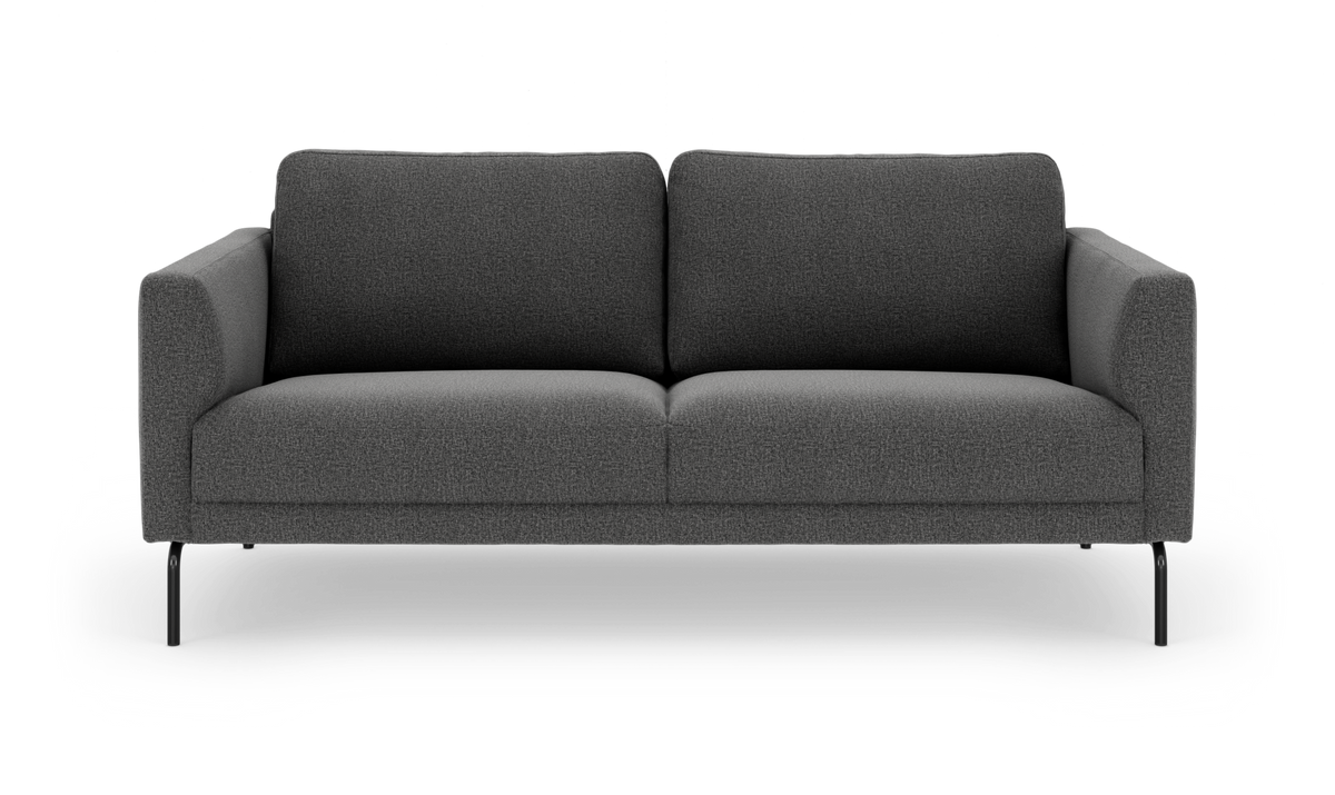Mørkegrå 3-personers sofa med slanke sorte ben, set forfra i studiemiljø.
