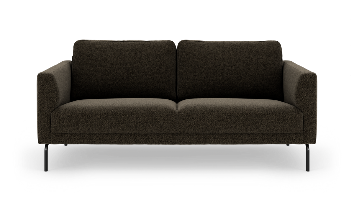 Mørkebrun sofa med to siddehynder og slanke sorte ben, frilagt på hvid baggrund.