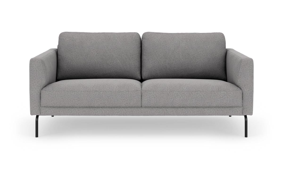 Grå tresæders sofa med to sæde- og ryghynder og slanke sorte ben, fritlagt frontvisning.