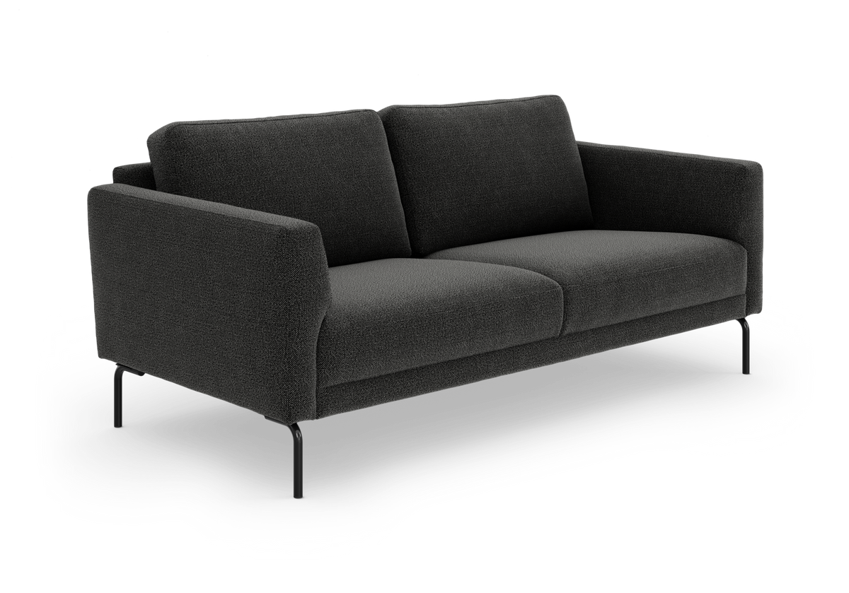 Mørkegrå 3-personers sofa med slanke sorte metalben, frilagt på hvid baggrund.