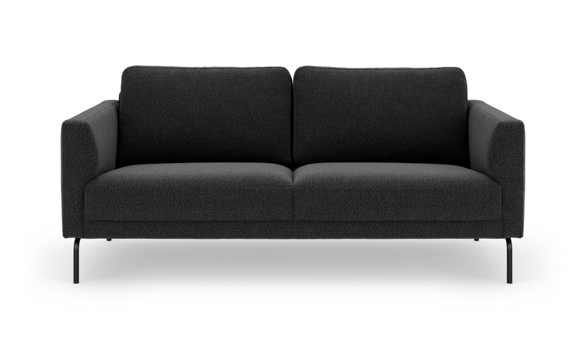Mørkegrå sofa på hvid baggrund, frontview.