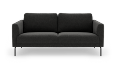 Mørkegrå sofa på hvid baggrund, frontview.