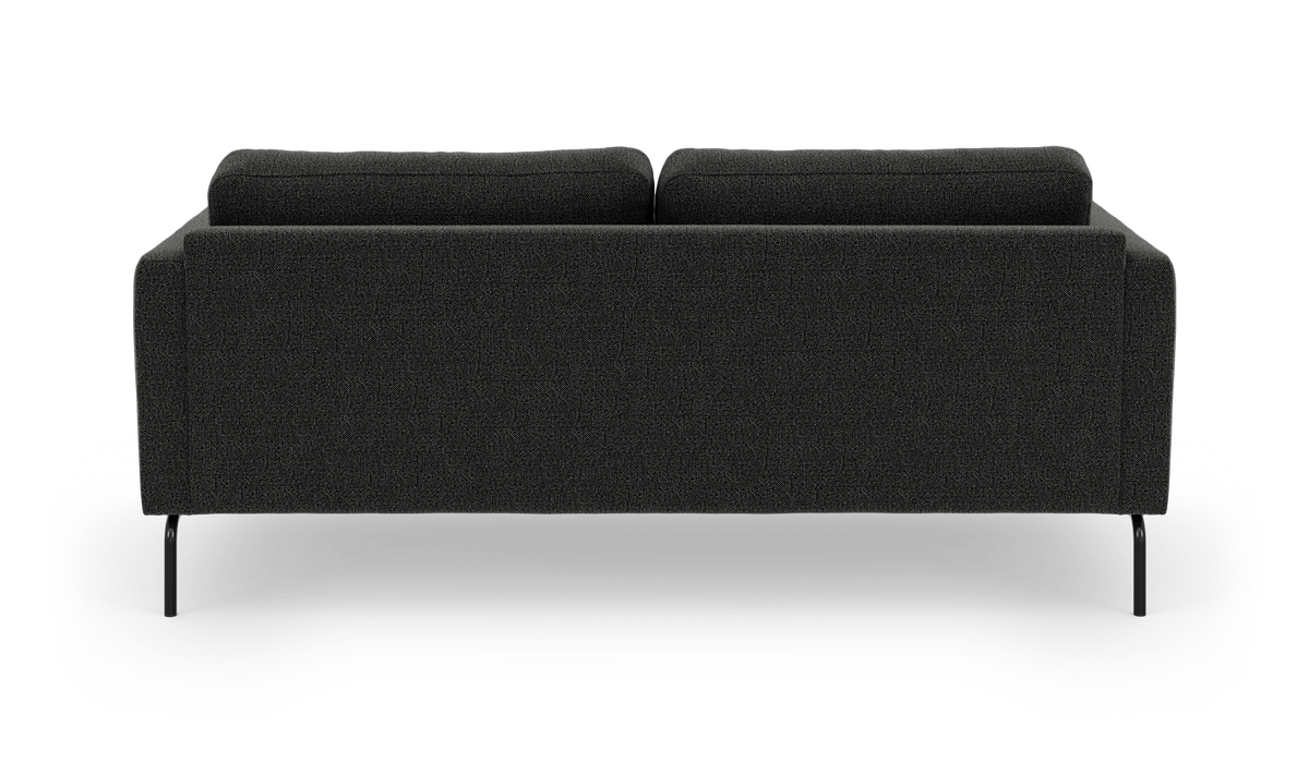 Mørkegrå stofsofa set bagfra på hvid baggrund med slanke sorte metalben.